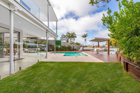 Luxurious Waterfront 5 Bedroom Coastal Retreat On Amarina - Darwin Holiday 2