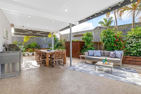 Luxurious Waterfront 5 Bedroom Coastal Retreat On Amarina - Darwin Holiday 3