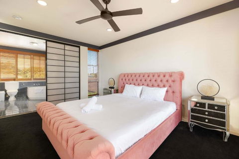 Luxurious Waterfront Retreat In Broadbeach Waters - Darwin Holiday 3