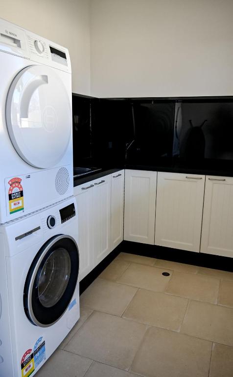 Luxury 10 Person-Haven With Pool - Darwin Holiday 2