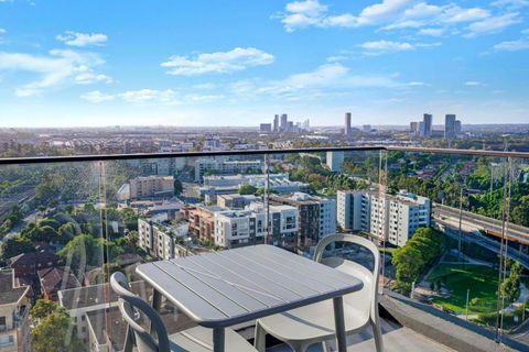 Luxury 1BR Apt With Stunning City Skyline Views - Darwin Holiday 3
