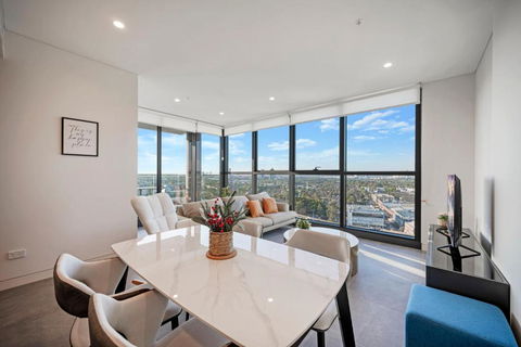 Luxury 1BR Apt With Stunning City Skyline Views - Darwin Holiday 2