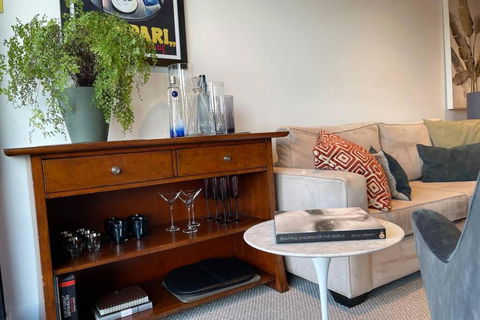 Luxury 1BR + Study Near MCG, Tennis Centre & City - Darwin Holiday 2