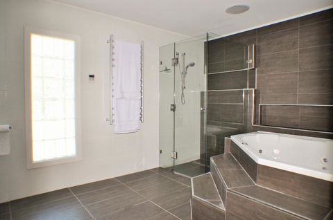 LUXURIOUS Couples Escape, SPA BATH, Netflix, NBN - Darwin Holiday 2