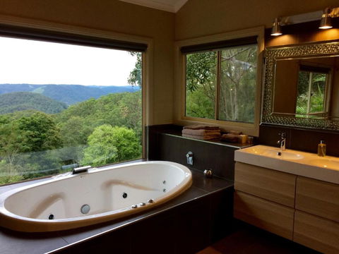 Maleny Luxury Cottages - Darwin Holiday 1