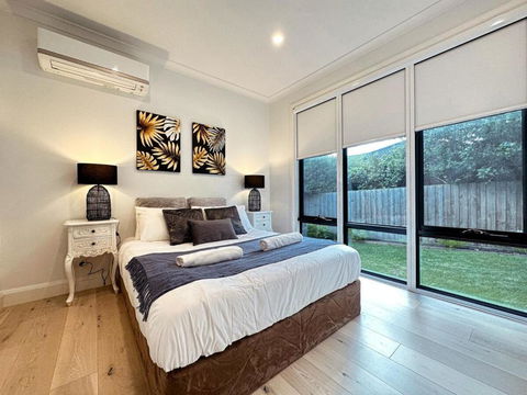 Luxury Glen Waverley Townhouse 4br3ba Backyard - Darwin Holiday 2