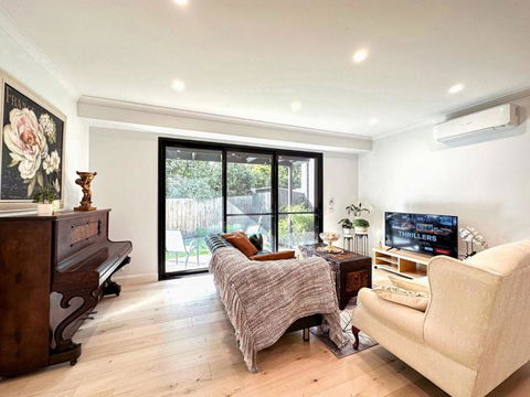 Luxury Glen Waverley Townhouse 4br3ba Backyard - Darwin Holiday 1