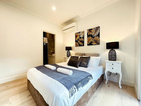 Luxury Glen Waverley Townhouse 4br3ba Backyard - Darwin Holiday 3