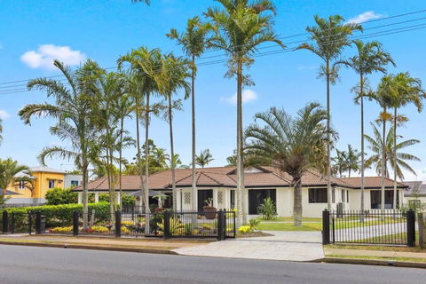 Luxury Beachfront Home In Hervey Bay - Darwin Holiday 0