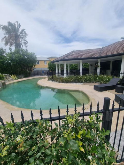 Luxury Beachfront Home In Hervey Bay - Darwin Holiday 1