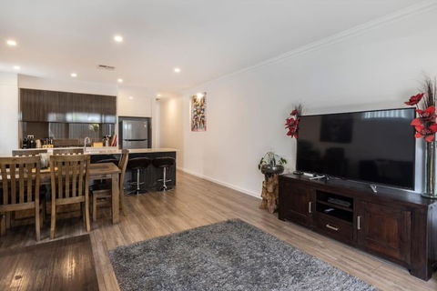 Luxury Home In Christies Beach With King Bed, NBN, Netflix, 3Bed 2Bath - Darwin Holiday 1