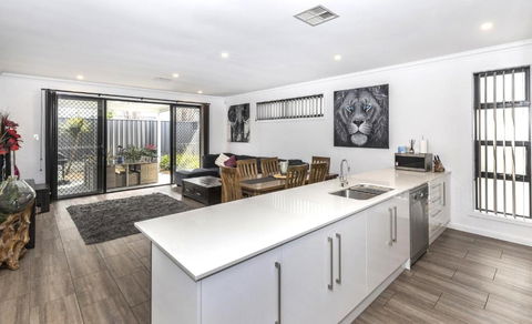 Luxury Home In Christies Beach With King Bed, NBN, Netflix, 3Bed 2Bath - Darwin Holiday 0