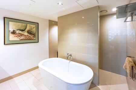 Luxury 4B Docklands Penthouse Water City Views - Darwin Holiday 3