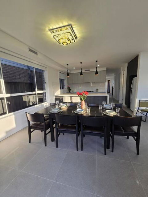 Luxury 5 Bedrooms 3 Full Bathrooms Home In Centre Of Rouse Hill - Darwin Holiday 0