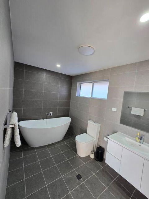 Luxury 5 Bedrooms 3 Full Bathrooms Home In Centre Of Rouse Hill - Darwin Holiday 2