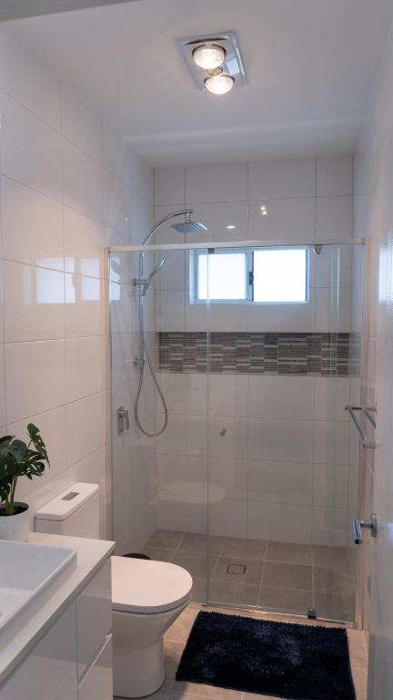 Luxury 7 Bedroom Home - Sleeps 16 Guests - Darwin Holiday 3