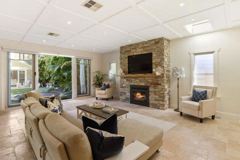 Luxury Beach House - Footsteps To Beach - Darwin Holiday 1