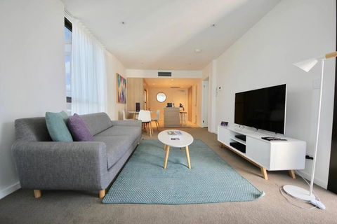 Luxury Beaches Broadbeach 906 - Darwin Holiday 1