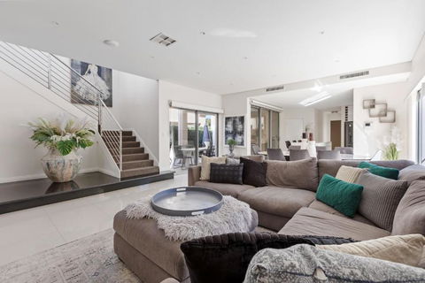 Luxury Beachside Residence - Darwin Holiday 1