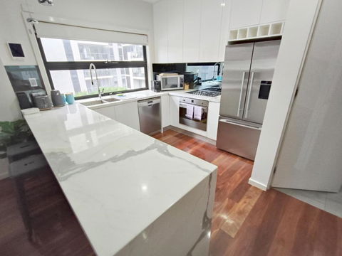 Luxury Beachside Townhouse - Walk To Beach - Private Rooftop Terrace - Darwin Holiday 1