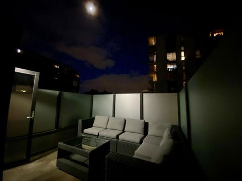 Luxury Beachside Townhouse - Walk To Beach - Private Rooftop Terrace - Darwin Holiday 3