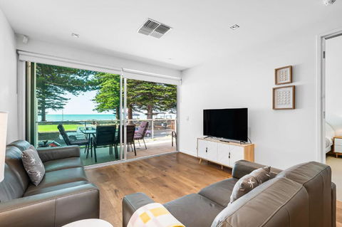 Luxury Breeze Beachfront Apartment - Darwin Holiday 0