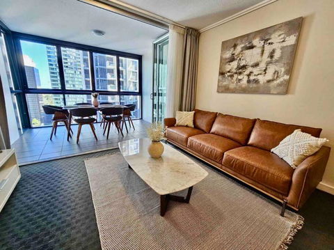 Luxury City Center King Bed Apartment And Study - Darwin Holiday 1