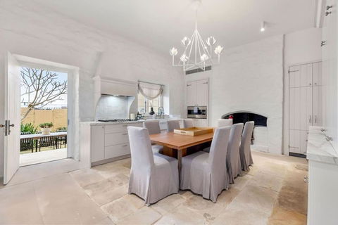 Luxury Harbourside Living With Rich Historic Charm - Darwin Holiday 1