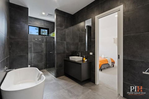 Luxury Home Sleeps 9 Guests - Darwin Holiday 3