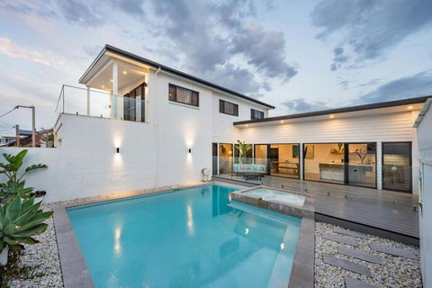 Luxury House, Ocean Views, Salt Pool & HOT Spa - Darwin Holiday 3