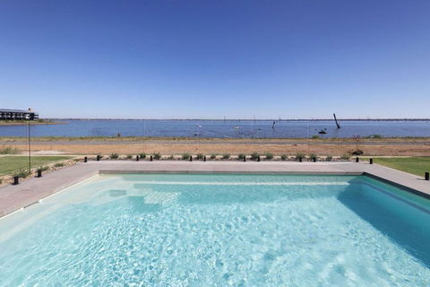 Luxury Lake House - Darwin Holiday 3
