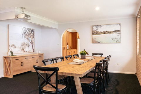 Luxury Lakefront Hideaway - Darwin Holiday 1