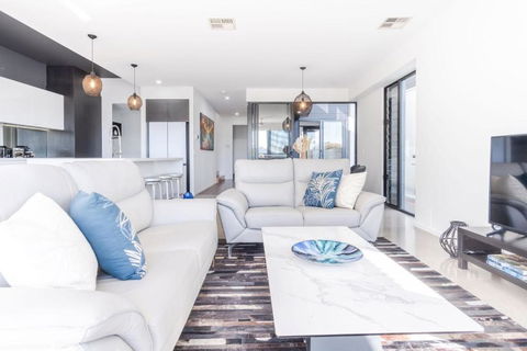 Luxury Lakeside Living At Birtinya - Darwin Holiday 3