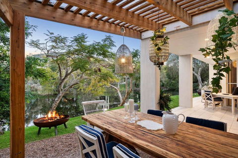 Luxury Lakeside Villa - Darwin Holiday 1