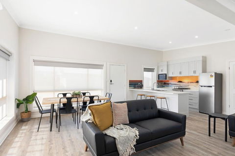 Luxury Apartments And Motel Rooms - Free Wifi - Close To Beach - Darwin Holiday 0