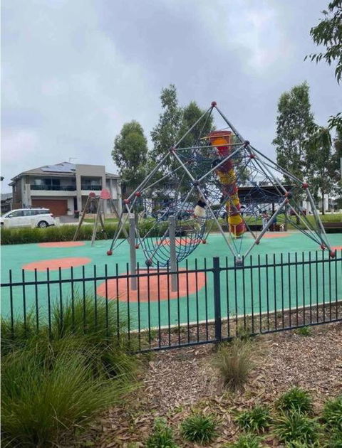 Luxury New 5 Bedroom 3 Bathroom+ Study/ Back Yd - Darwin Holiday 1