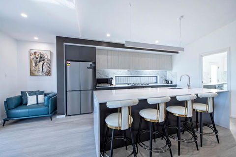 Luxury On Oxford - Contemporary Style, Sleeps 8 - Darwin Holiday 1