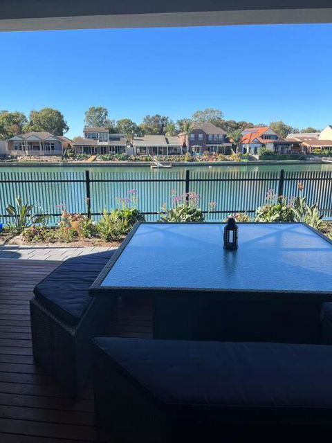 Luxury On The Lake - Darwin Holiday 1