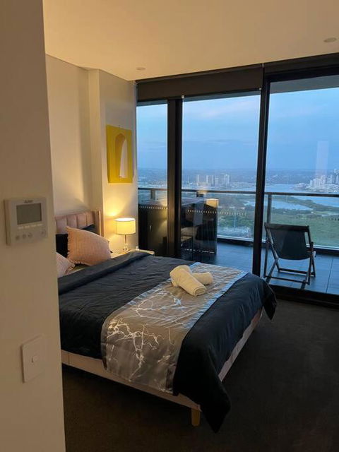 Luxury Penthouse - Sydney Skyline Views - Darwin Holiday 1
