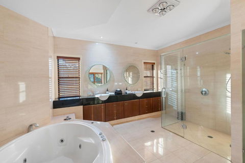 Luxury Range Stay! 6 Bedroom 4 Bathroom - Darwin Holiday 3