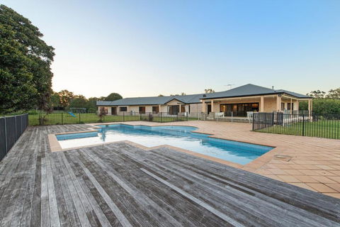 Luxury Range Stay! 6 Bedroom 4 Bathroom - Darwin Holiday 1