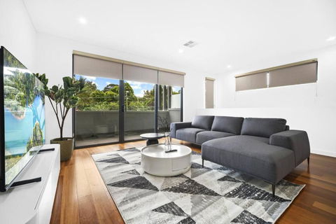Luxury Retreat & Spacious 4BR House In Willoughby - Darwin Holiday 3