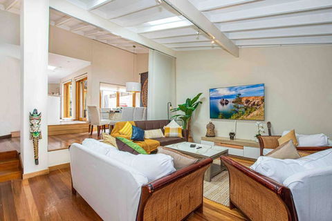 Luxury Retreat Home - 4bed House W/Parking - Mins From CBD - Darwin Holiday 0