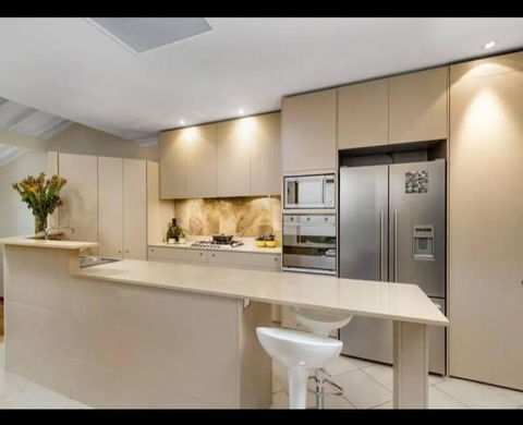 Luxury Retreat Home - 4bed House W/Parking - Mins From CBD - Darwin Holiday 3