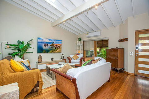 Luxury Retreat Home - 4bed House W/Parking - Mins From CBD - Darwin Holiday 2