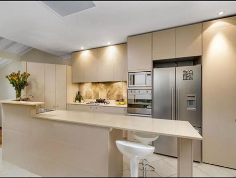 Luxury Retreat Home - 4bed House W/Parking - Mins From CBD - Darwin Holiday 1