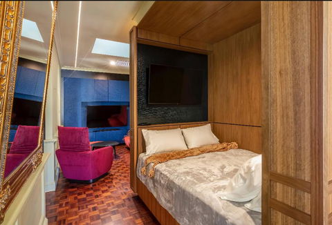 Luxury Space In Victorian Mansion. Hot Tub! - Darwin Holiday 1