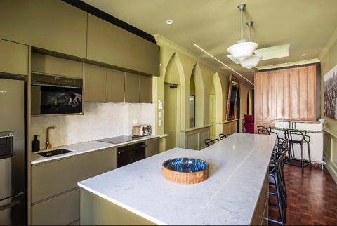 Luxury Space In Victorian Mansion. Hot Tub! - Darwin Holiday 3