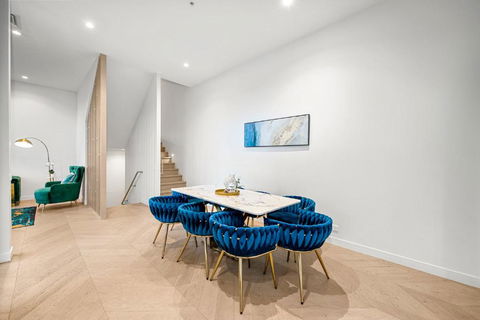 Luxury VIP 4-Bedroom Townhouse In Port Melbourne - Darwin Holiday 3