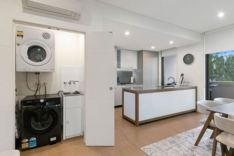 Luxury Waterfront 2 Bed Near Olympic Park & Parra - Darwin Holiday 1